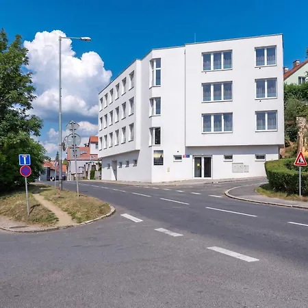 New #23 In Brutalist Building Free Street Parking